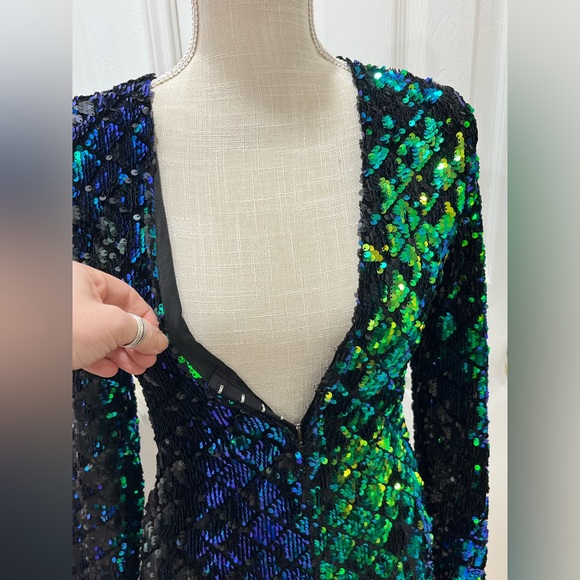long sleeved body con sequined dress. Size S - Picture 5 of 5